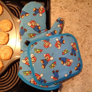 Oven Mitt and Pot Holder Set - Super Mario picture